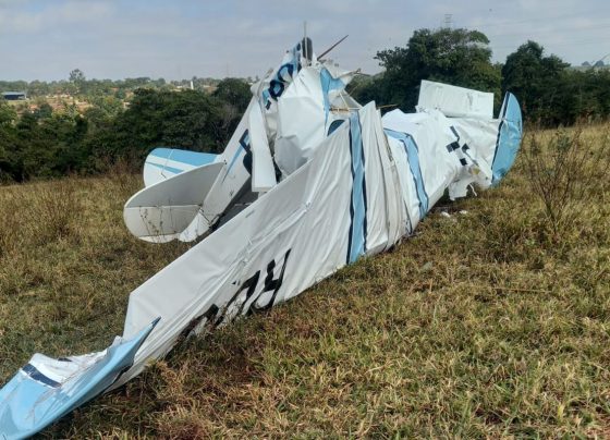 Imagem colorida de destroços de avião que caiu em Rio Preto (SP). - Metrópoles