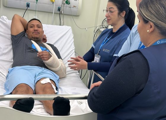Imagem colorida de cantor gospel na cama de hospital. Metrópoles