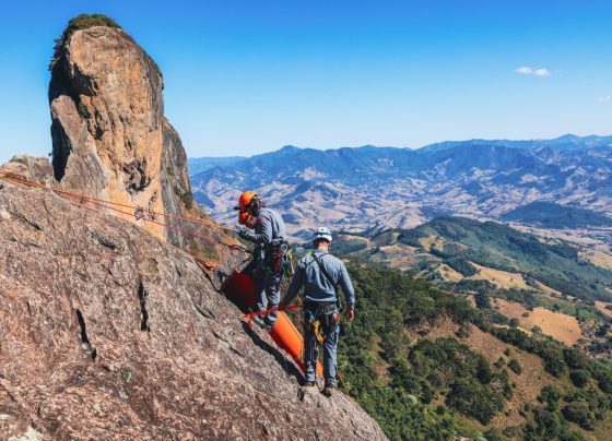 Defesa Civil em treinamento: simulação de resgate na Pedra do Baú