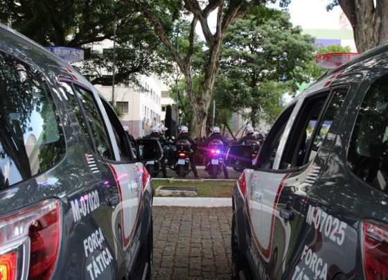 Imagem colorida mostra viaturas da PM que prenderam homem acusado de tráfico de drogas - Metrópoles