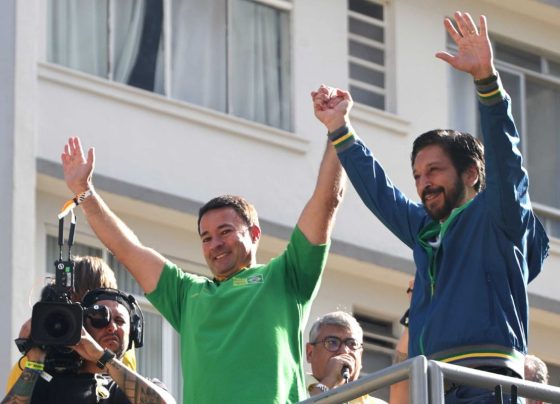 Imagem colorida do vice-prefeito Mello Araújo e o prefeito Ricardo Nunes em ato na Paulista.