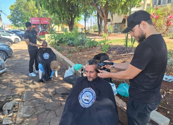 Quem passou na tarde desta terça-feira (23), pela Praça São Benedito se deparou com um verdadeiro salão de cabeleireiro montado a céu aberto.