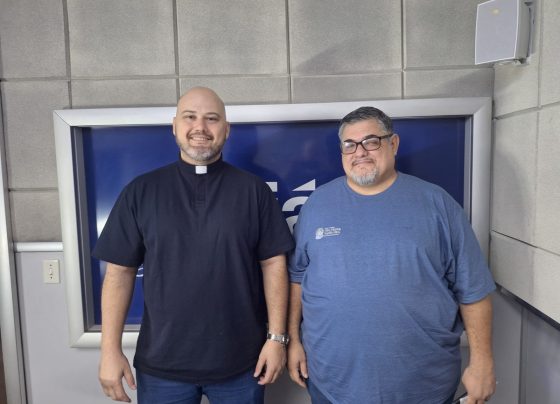 Padre Israel e o coordenador Ricardo durante visita a GMB