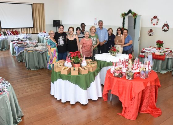 Presidente Edson Marcondes com diretoras e voluntários da Sociedade 25 de Dezembro (Foto: Tininho Junior)