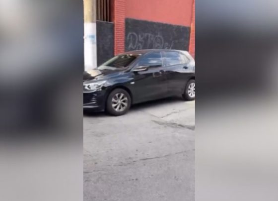Carro estaciona em rua estreita e “prende” ônibus por mais de 1 hora - destaque galeria