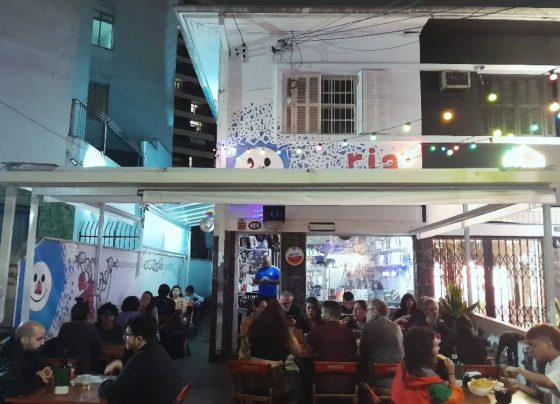 Após dono da Ria Livraria anunciar o encerramento das atividades do bar literário, jornalista divulgou áudios enviados pelo empresário - Metrópoles