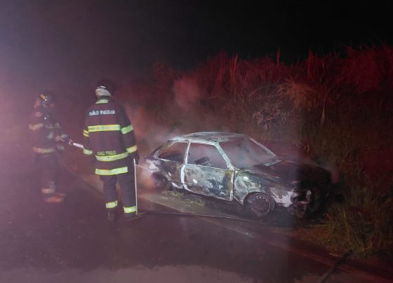 Bombeiros apagam incêndio em veículo na vicinal Nadir Kenan (Foto: O Diário de Bombeiros)