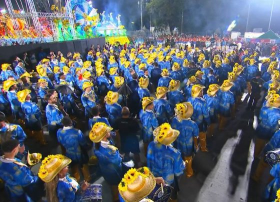 Imagem mostra desfile - Metrópoles