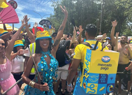Pocah brinca com fãs na chegada a bloco e promete “festa” ao público - destaque galeria